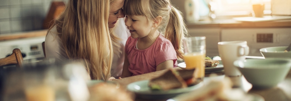 mama i córka w kuchni