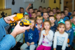 mały samochód budowlany